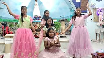 Girls from Good Shepherd Hostel performed a beautiful dance on the occasion of the Vianney Sunday👌👏